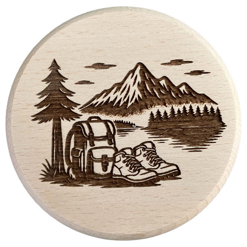 Glasdeckel mit Flaschenöffner und Gravur "Wandern" aus Buchenholz