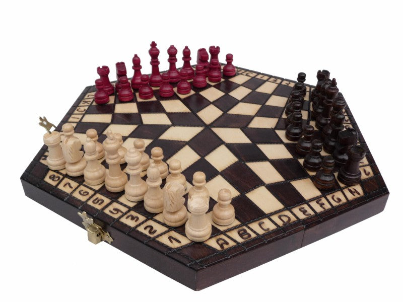 Schach für drei mit Figuren aus Holz